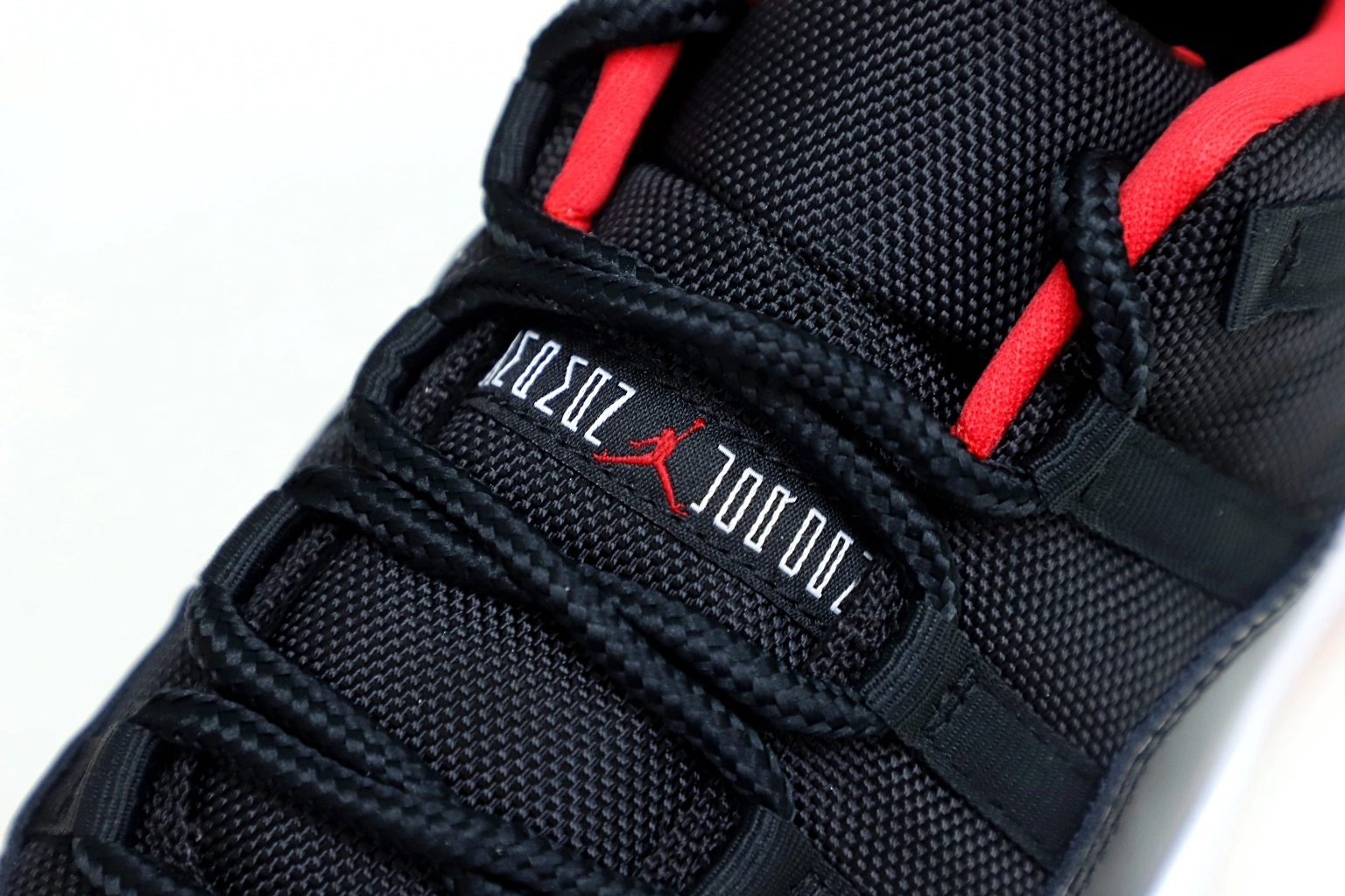 RETRO JORDAN AIR LOW 11 BRED 1225